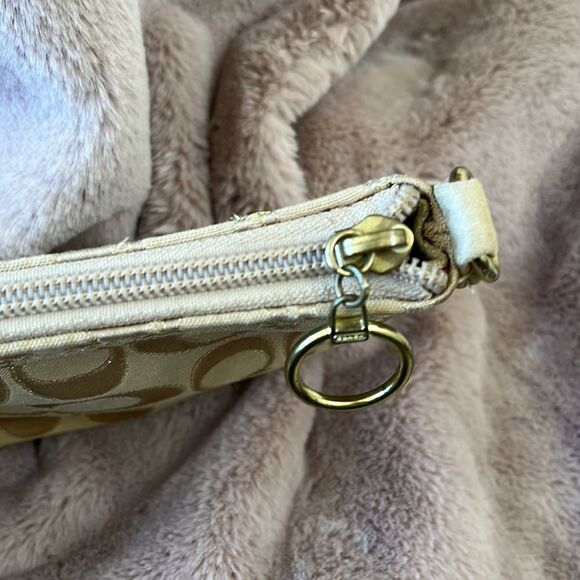 Coach Poppy Series Tan/Gold Wristlet . Size 8” x 5.5” - Picture 5 of 7